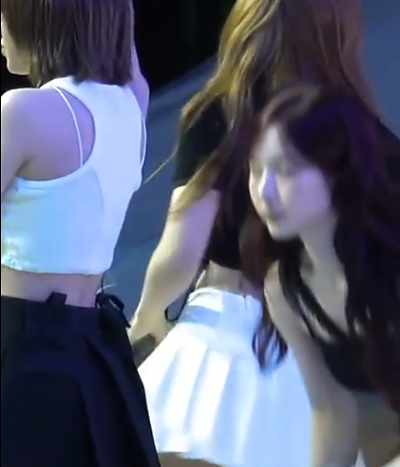 뒤에서 찍은 설윤 뒤태