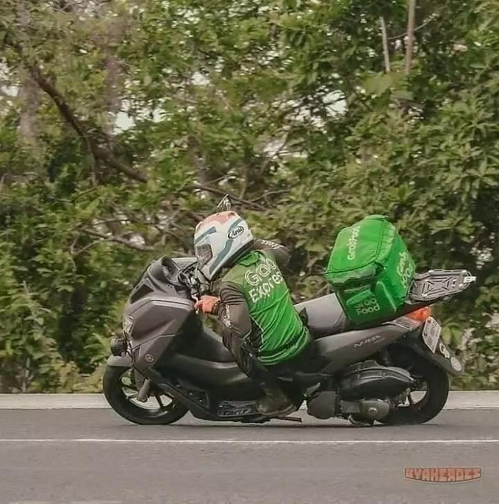 경력이 엄청난 배달직원이 들어왔다