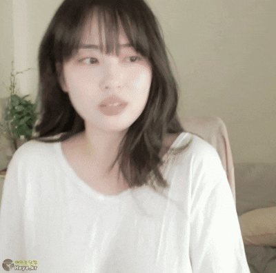 흰티 보여주다가 매력 포인트에 화들짝 놀라는 소람잉