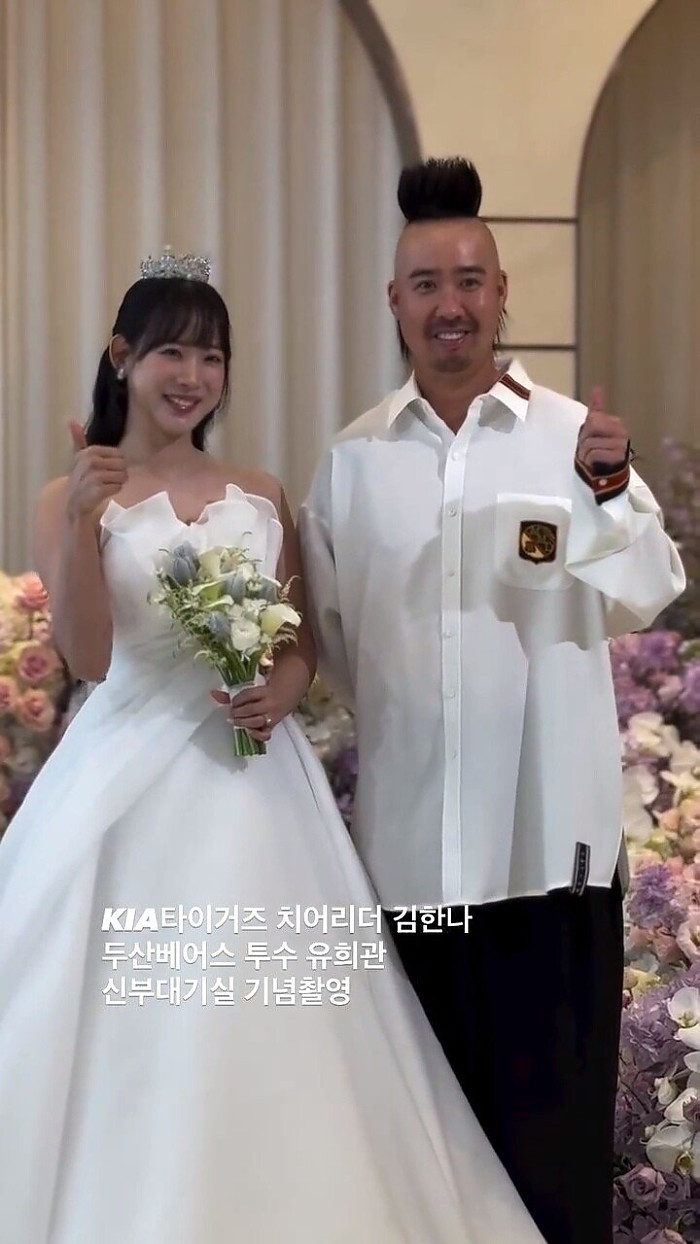 42.jpg 결혼식장에 신부보다 더 큰 티아라를 쓰고 나타난 민폐하객