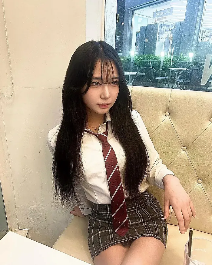 아슬아슬한 교복치마 사이